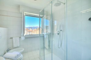 Shower, hair dryer, bidet, towels - Petit Bijou De Stresa 2 Steps From Lake (Stresa)