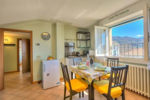 Family Apartment, Multiple Bedrooms (Petit Bijou De Stresa 2 Steps From) | Dining