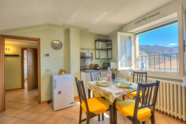 Family Apartment, Multiple Bedrooms (Petit Bijou De Stresa 2 Steps From) | Dining