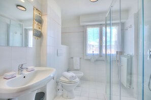 Family Apartment, Multiple Bedrooms (Petit Bijou De Stresa 2 Steps From) | Bathroom