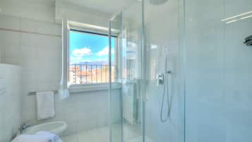 Ducha, secador de pelo, bidet, toallas