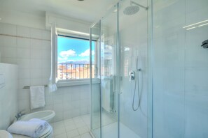 Shower, hair dryer, bidet, towels - Petit Bijou De Stresa 2 Steps From Lake (Stresa)