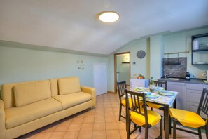 Family Apartment, Multiple Bedrooms (Petit Bijou De Stresa 2 Steps From) | Living area
