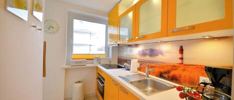 Réfrigérateur, four, lave-vaisselle, cafetière/bouilloire