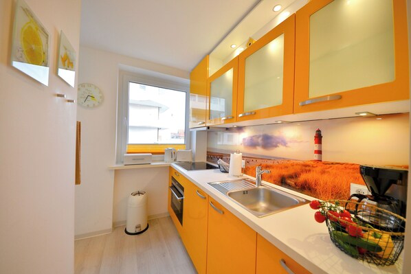 Een koelkast, een oven, een vaatwasser, een koffiezetapparaat/waterkoker