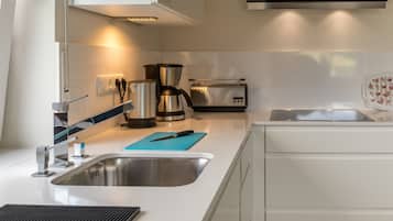 Fridge, oven, stovetop, dishwasher