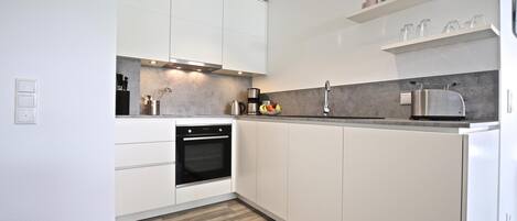 Køleskab, ovn, kogeplade, opvaskemaskine