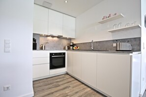 Kjøleskap, ovn, kokeplater og oppvaskmaskin