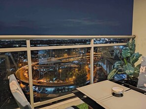 Outdoor dining - Azure 1BR Citylights With Netlfix Near Airport (Parañaque)