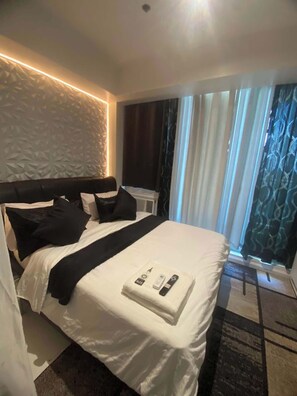 1 bedroom, iron/ironing board, free WiFi, bed sheets - Azure 1BR Citylights With Netlfix Near Airport (Parañaque)