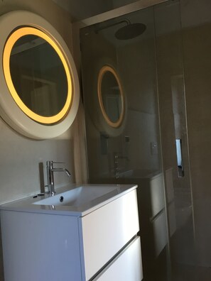 Ducha, secador de pelo, bidet, toallas