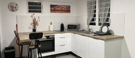 冰箱、微波炉、烤箱、炉灶