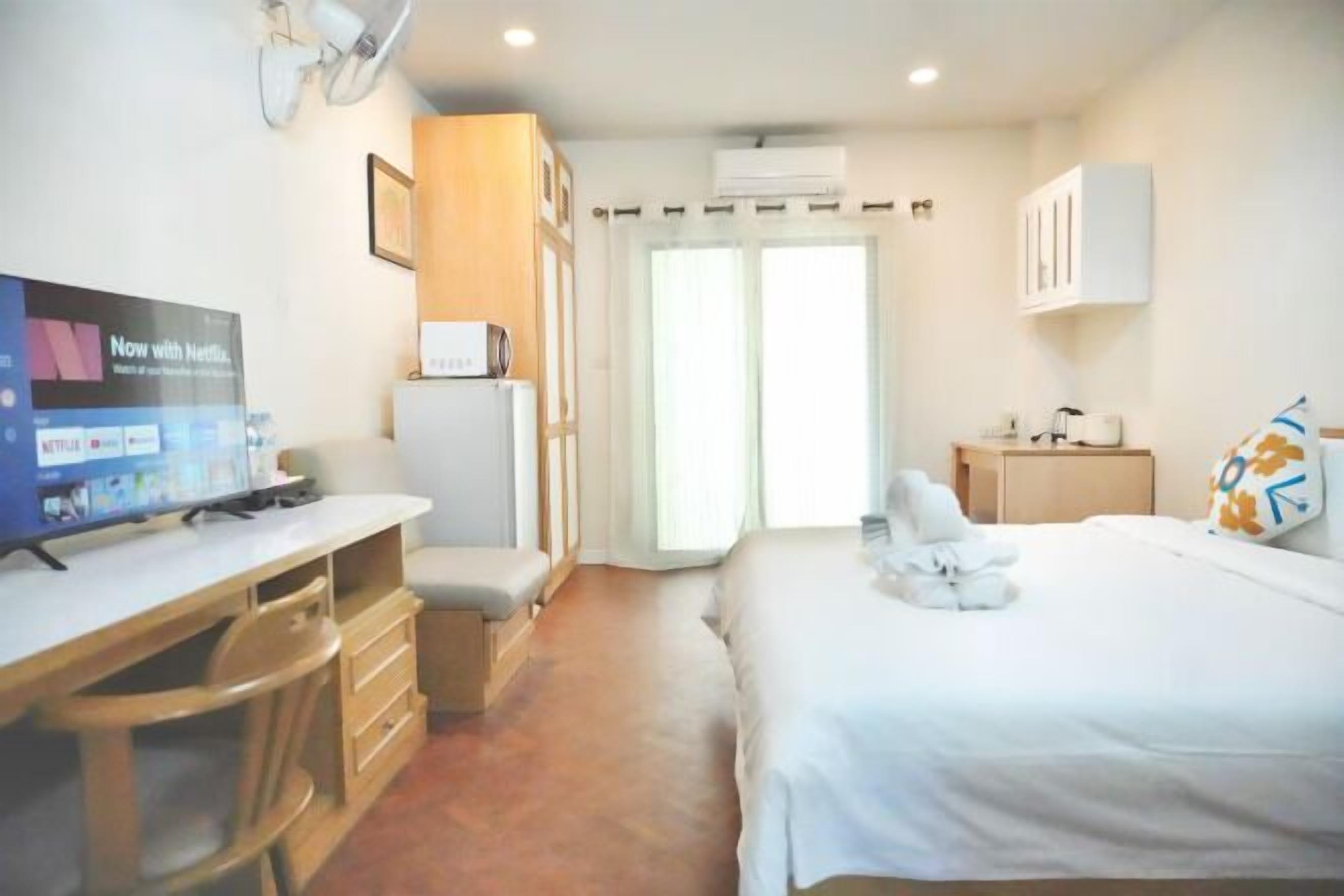 Desk, iron/ironing board, free WiFi