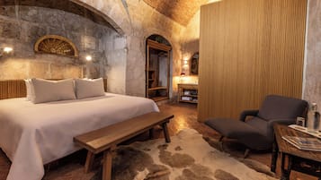 Deluxe Studio Suite, Courtyard View | Premium bedding, memory foam beds, in-room safe, individually decorated