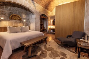 Suite Studio Deluxe, vue cour intérieure | Literie de qualité supérieure, matelas mémoire de forme