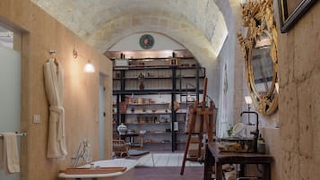 Studio Suite Presidential, quang cảnh sân vườn | Phòng tắm | Máy sấy tóc, áo choàng tắm, dép đi trong nhà, khăn tắm