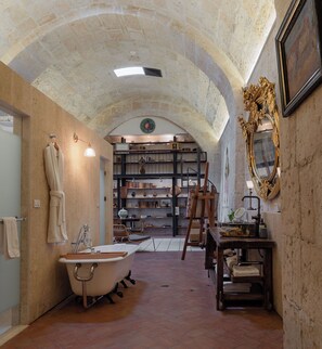 Presidential Studio Suite, Courtyard View | Bathroom