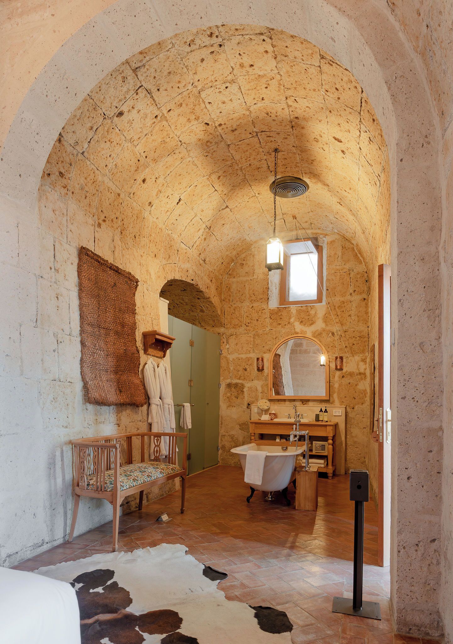 Suite estudio junior, vistas al patio | Baño | Secador de pelo, albornoces, zapatillas y toallas