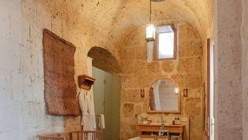 Suite estudio junior, vistas al patio | Baño | Secador de pelo, albornoces, zapatillas y toallas