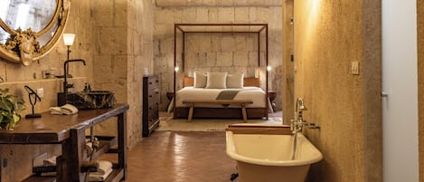 Secador de pelo, batas, pantuflas, toallas