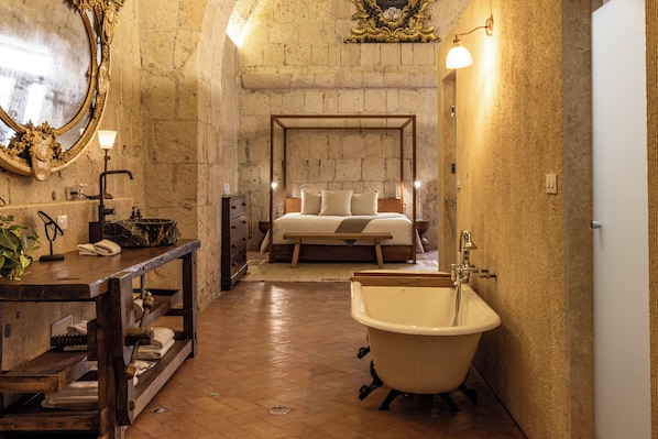 Presidential Studio Suite, Courtyard View | Bathroom | Hair dryer, bathrobes, slippers, towels - Palacio Guaqui (Arequipa)