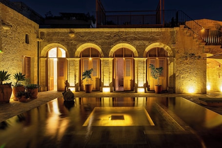 Courtyard. Palacio Guaqui