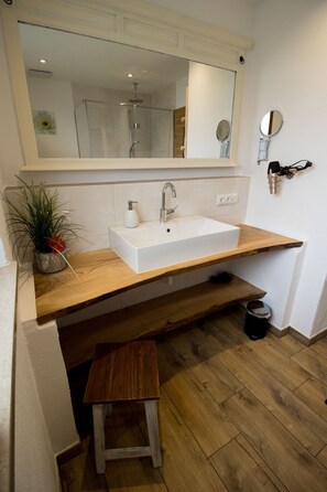 Shower, hair dryer, towels, soap - Vacation apartment Lorenz "Rauschbergblick" (Ruhpolding)