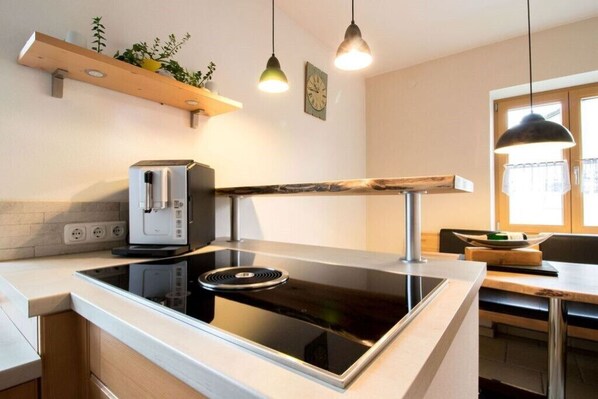 Frigorífico, microondas, horno y placa de cocina