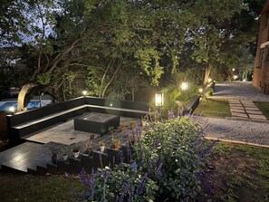 Terrace/patio - Modern 4 sleeper private suite and access to beautiful garden and swimming pool (Pretoria)