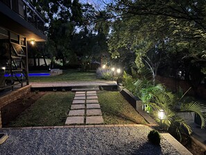 Property grounds - Modern 4 sleeper private suite and access to beautiful garden and swimming pool (Pretoria)