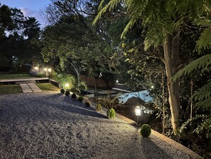 Property grounds - Modern 4 sleeper private suite and access to beautiful garden and swimming pool (Pretoria)