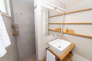 Ducha, secador de pelo y toallas
