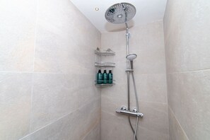 Douche, séchoir à cheveux, serviettes fournies, shampooing