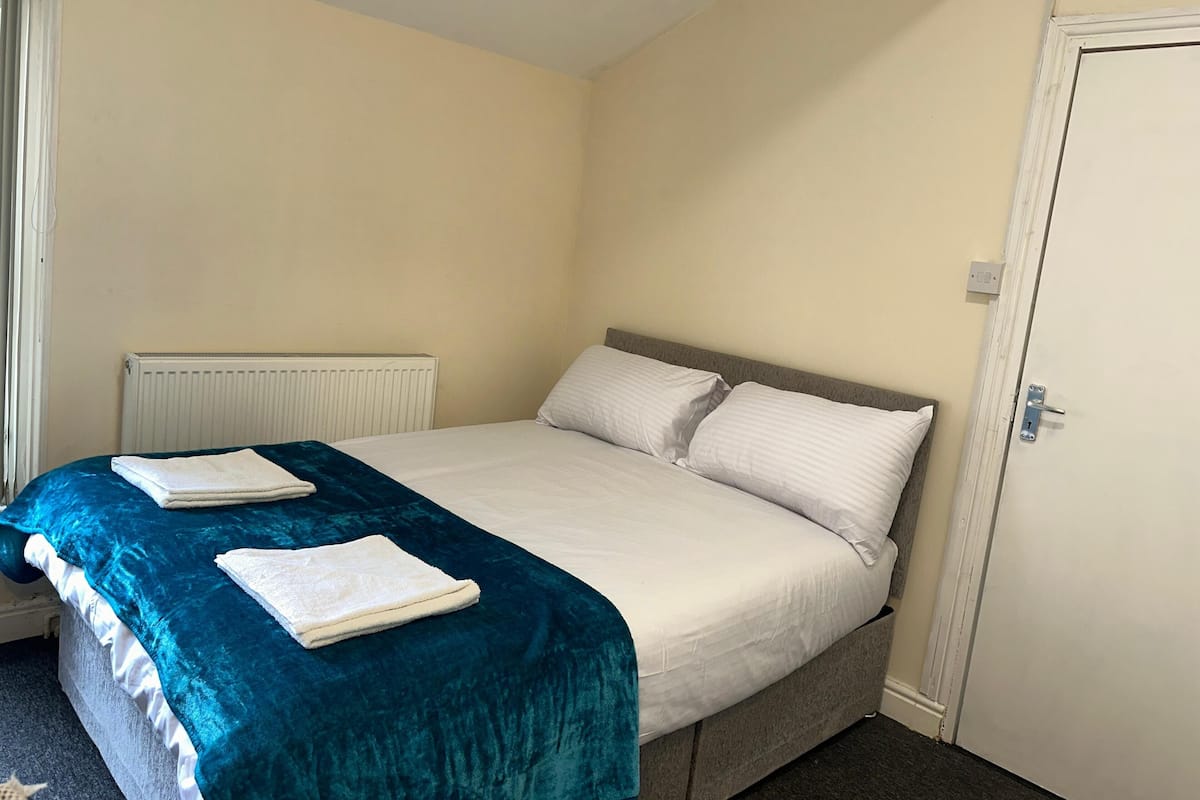 Standard Double Room, 1 Double Bed, Non Smoking, Shared Bathroom