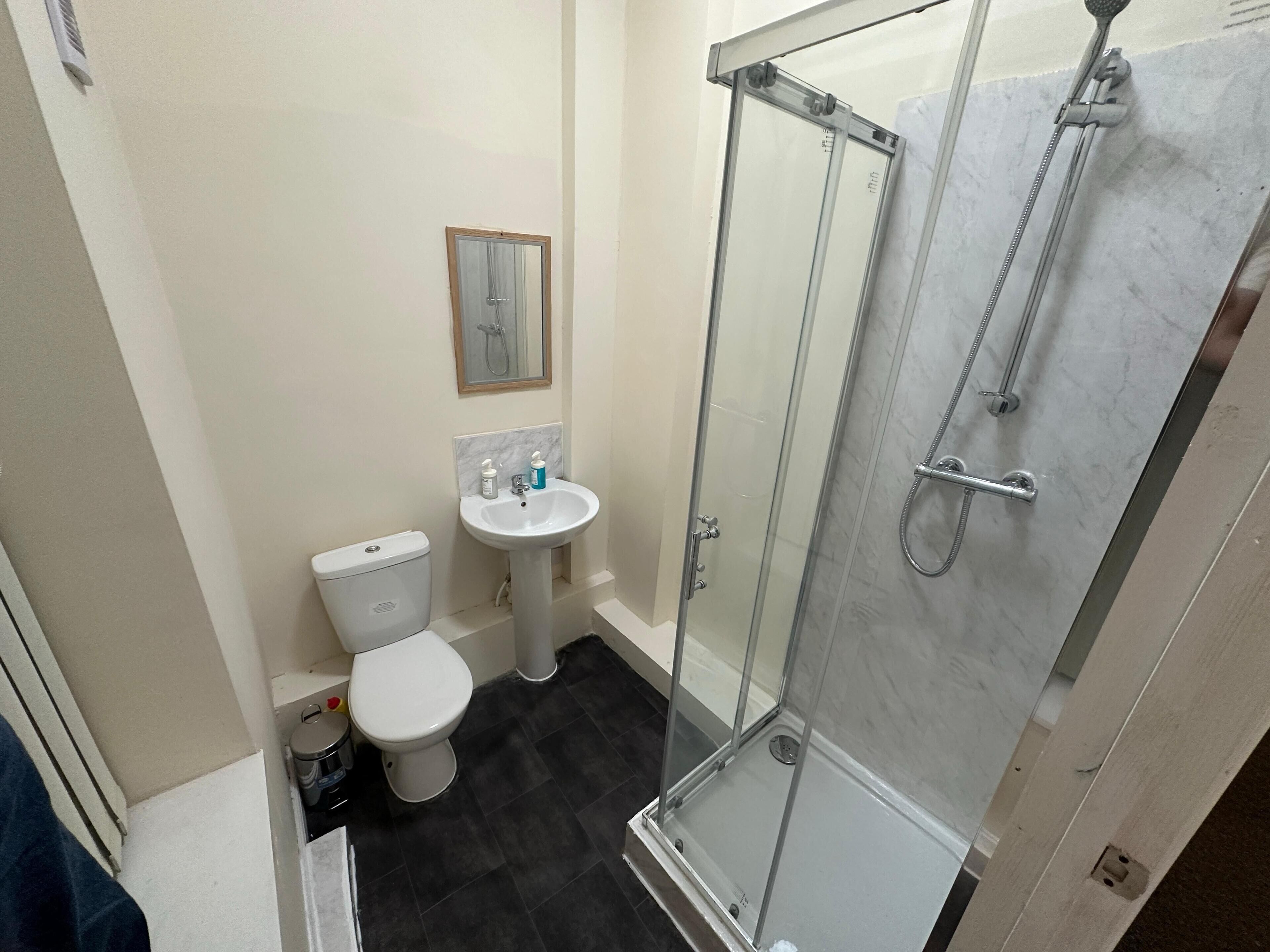 Douche à « effet pluie », articles de toilette gratuits, sèche-cheveux
