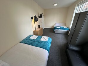 Family Quadruple Room, 2 Double Beds, Non Smoking, Shared Bathroom | Free WiFi - Macclesfield Lodge (Macclesfield)