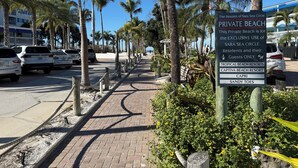 A sign for The Resorts of Sara Sea Circle Private Beach, indicating it is for exclusive use of Sara Sea Circle Residents and their Guests Only. - Sandy Toes Siesta dream stay 
800' to private beach access. 3 Bed 3 Bath (Sarasota)