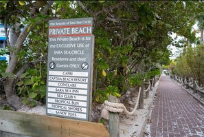 Property grounds - Siesta Key Dream Stay 
800' to private beach access.
Remodeled 3 Bed 3 Bath (Sarasota)
