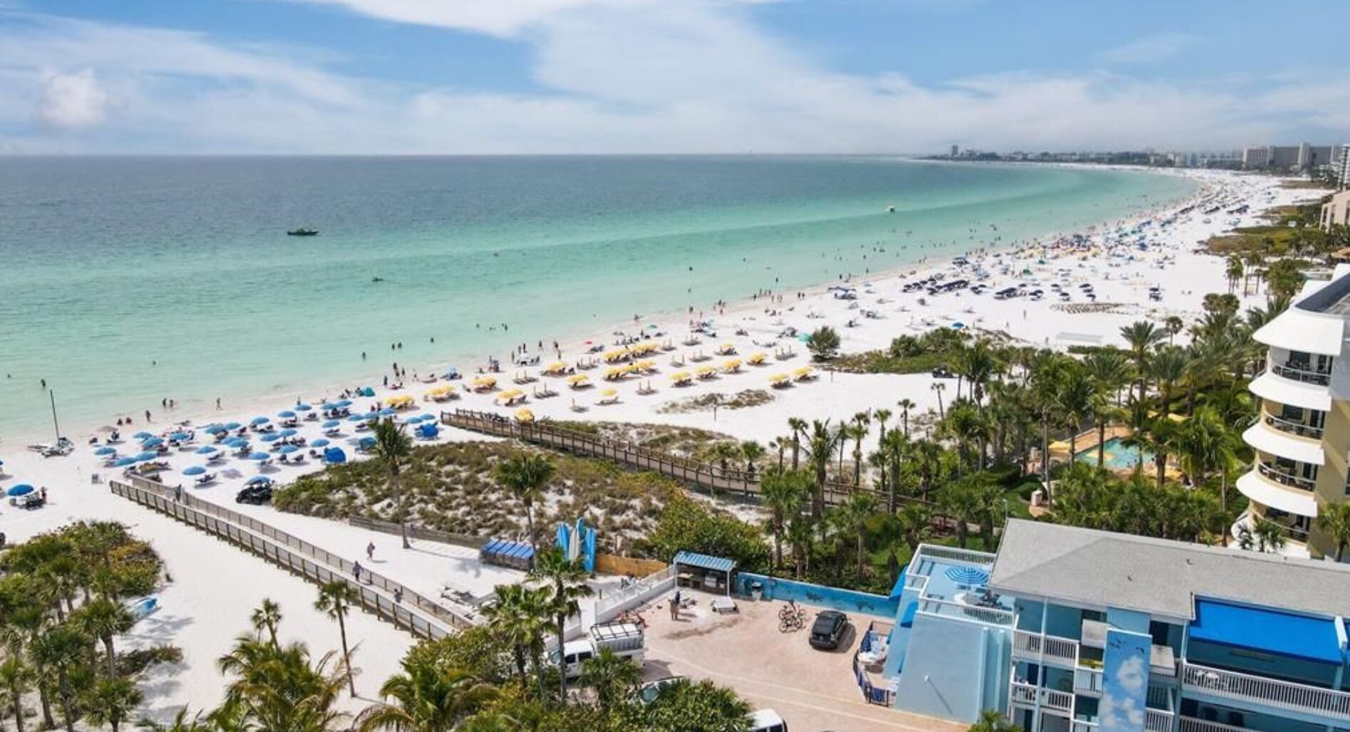 Beach nearby, sun loungers, beach towels