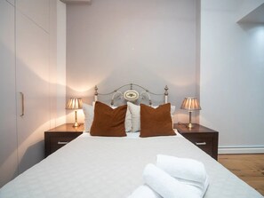 2 bedrooms, iron/ironing board, free WiFi, bed sheets - A Vibrant Characterful Mews House with Air Con - Pass the Keys (London)
