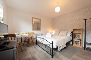 1 chambre, fer et planche à repasser, Wi-Fi gratuit, draps fournis