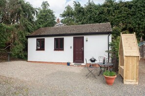 Outdoor dining - The White House Holiday Cottage - Pass the Keys (Highley)