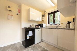Fridge, microwave, oven, toaster - The White House Holiday Cottage - Pass the Keys (Highley)