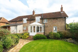 Exterior - Pass the Keys | Charming 4 Bed Cottage in Herts Countryside (Sacombe)