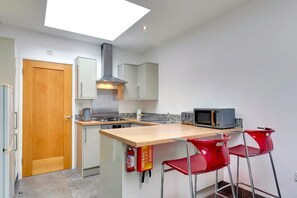 Fridge, microwave, oven, toaster - Pass the Keys | Central & Modern Cabin on Mill Road (Cambridge)