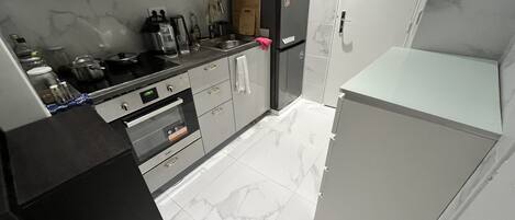 Frigorífico, microondas, horno y placa de cocina