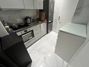 冷蔵庫、電子レンジ、オーブン、コンロ