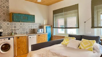 1 habitación, tabla de planchar con plancha y ropa de cama