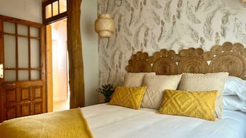 1 dormitorio, tabla de planchar con plancha, ropa de cama