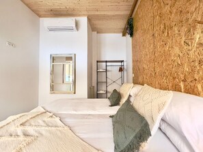 1 habitación, tabla de planchar con plancha y cuna de viaje 